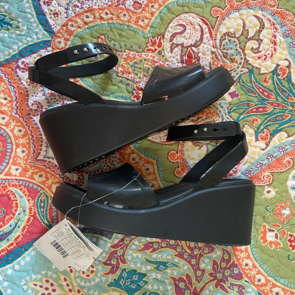 Crocs NWT Brooklyn high shine ankle strap wedge size 6 black comfort shoe - Picture 2 of 5